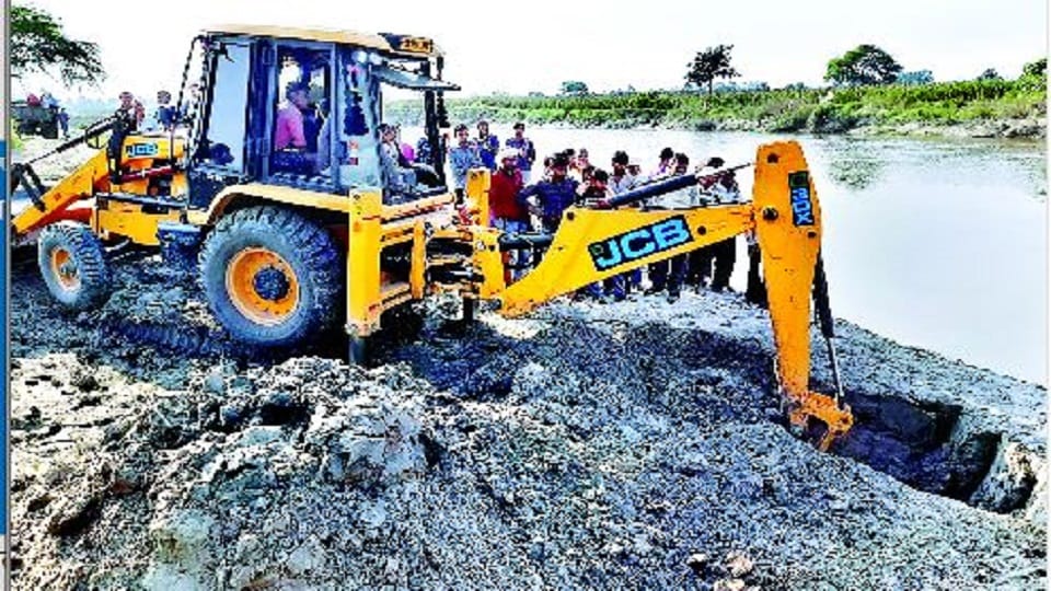 Three children died after being buried in mud Before Diwali in etah