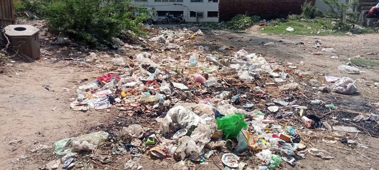 Sanitation workers strike, heaps of dirt in the city