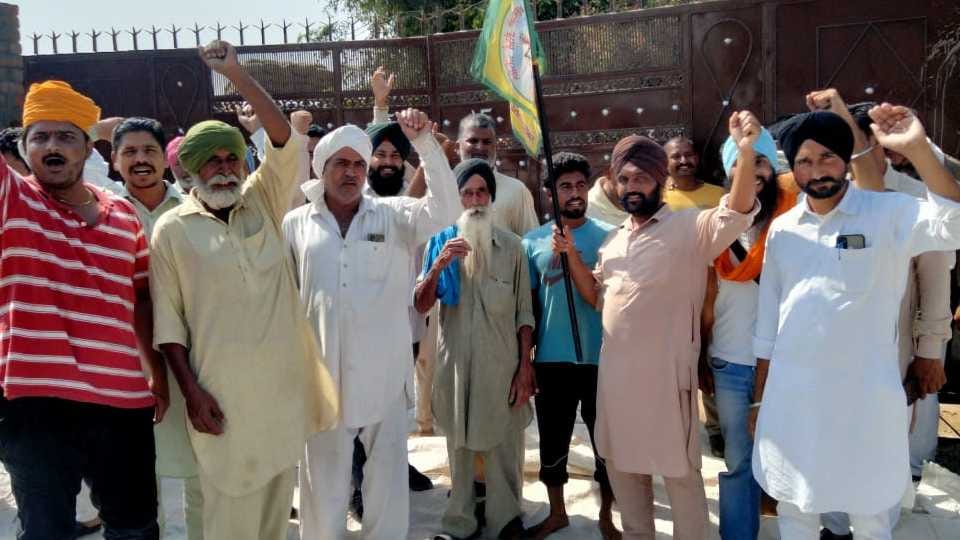 Farmers caught two trucks full of rice in Fatehabad