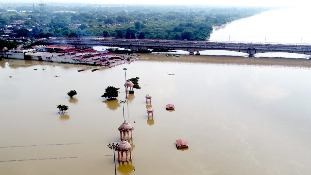 Rapti boom continues still 1 meters above danger mark
