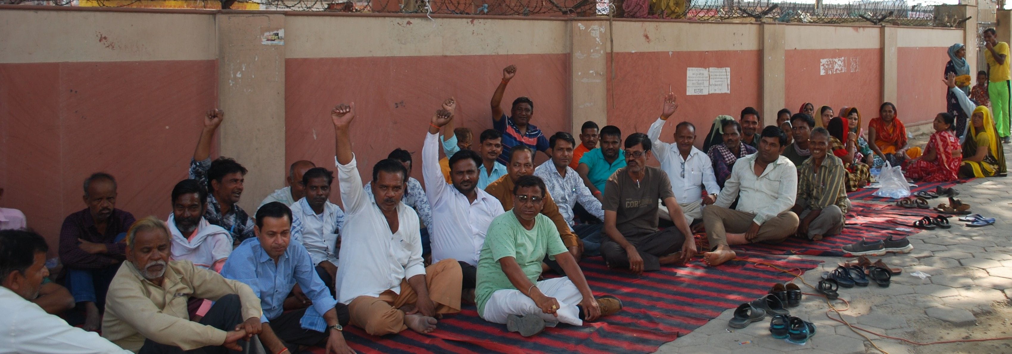 Hathras: Municipal workers on strike for the second day, locked in offices