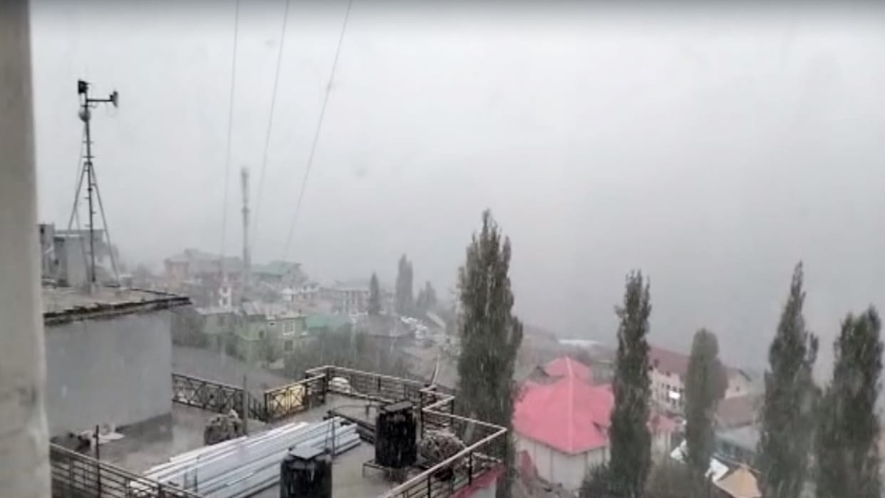 Himachal Weather, Snowfall in Rohtang, Atal Tunnel and Manimahesh, clouds rain in Kangra