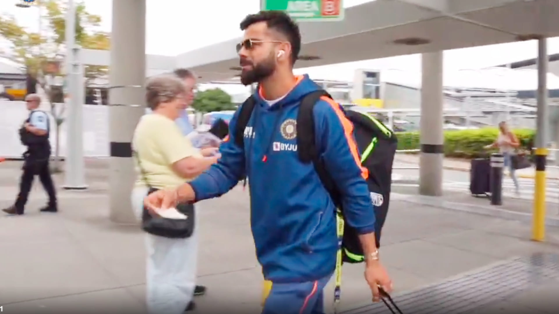 VIDEO: Team India reached Melbourne for match against Pakistan, Siraj became pop star, Kohli met fans
