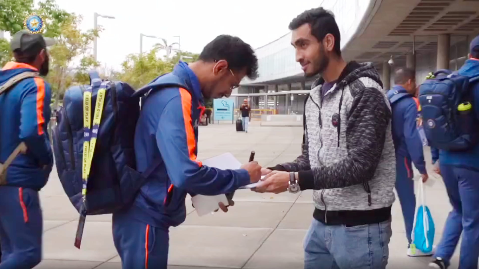 VIDEO: Team India reached Melbourne for match against Pakistan, Siraj became pop star, Kohli met fans