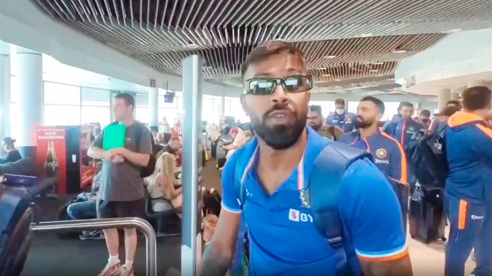 VIDEO: Team India reached Melbourne for match against Pakistan, Siraj became pop star, Kohli met fans