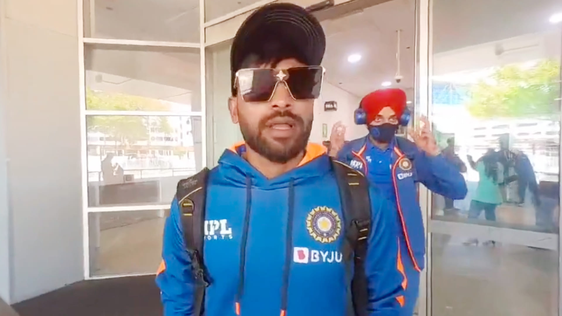 VIDEO: Team India reached Melbourne for match against Pakistan, Siraj became pop star, Kohli met fans