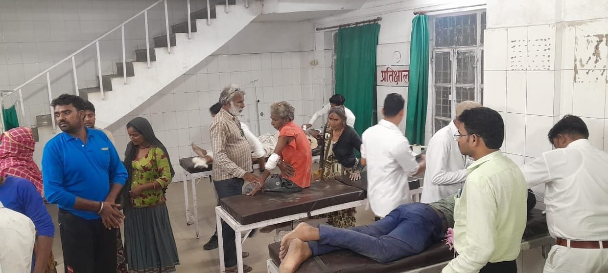 Pickup overturned in Khanti, 17 injured
