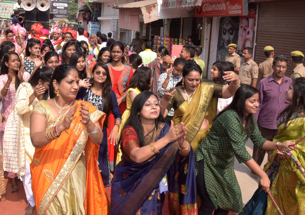 Grand Rath Yatra with bandwagon, echoed Shreeji's cheers