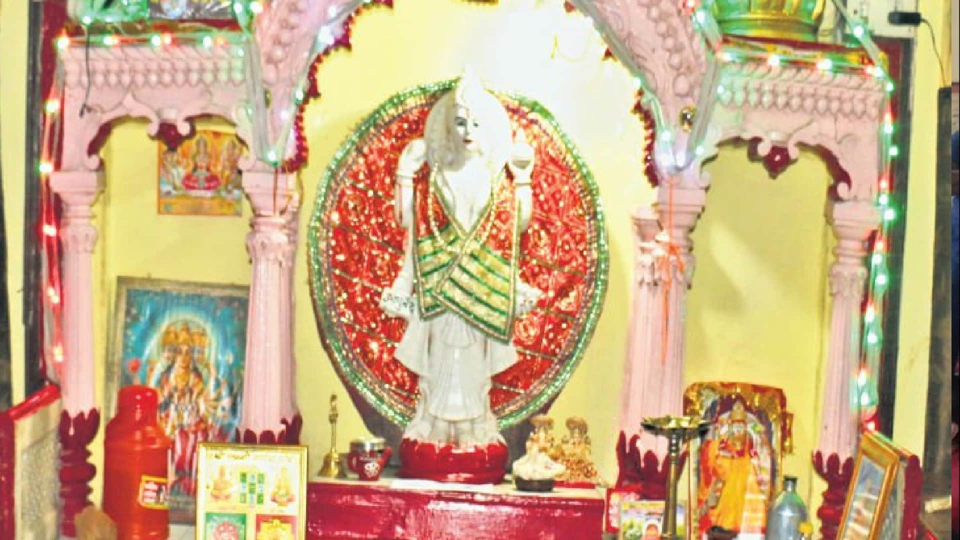Dhanteras 2022 200 years old Dhanvantari temple is in Madhya Pradesh devotees come from far and wide to visit