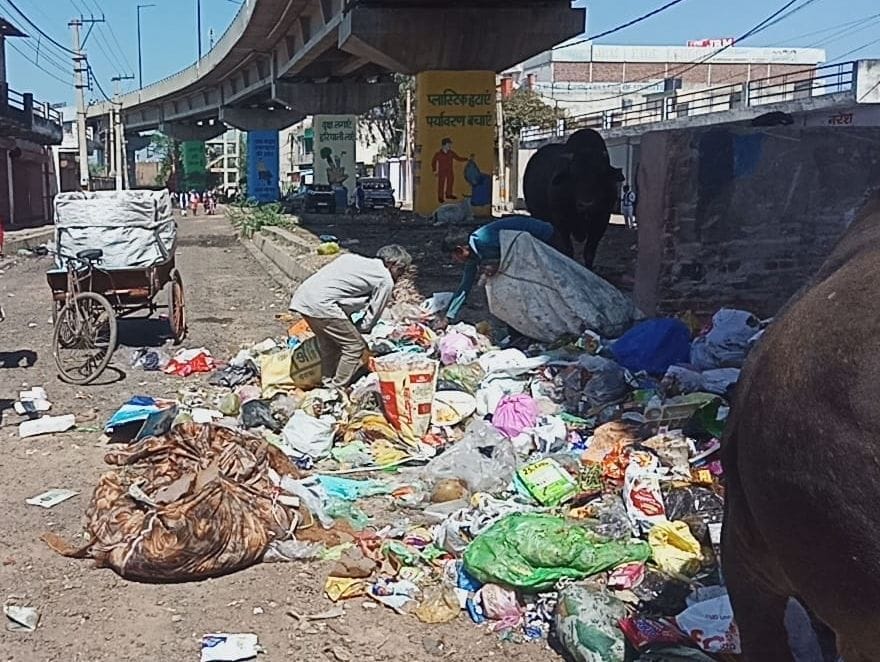 445 sanitation workers went on strike, cleaning system collapsed
