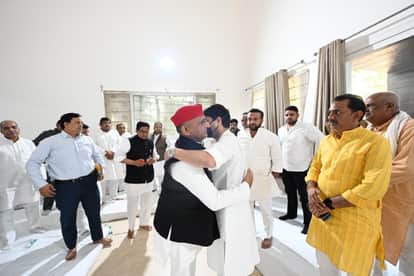 पूर्व मुख्यमंत्री अखिलेश यादव को ढांढस बंधाते केंद्रीय मंत्री ज्योतिरादित्य सिंधिया