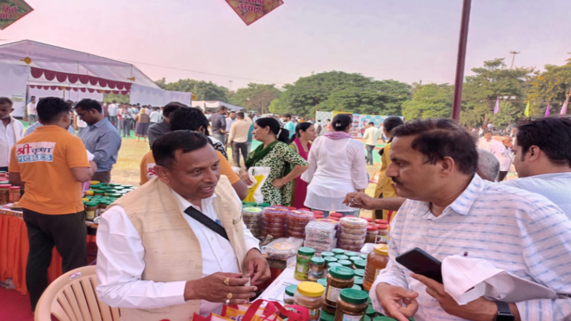 Meerut Kisan Mela news, Red lady finger attracted people and pickle aunt is being praised a lot