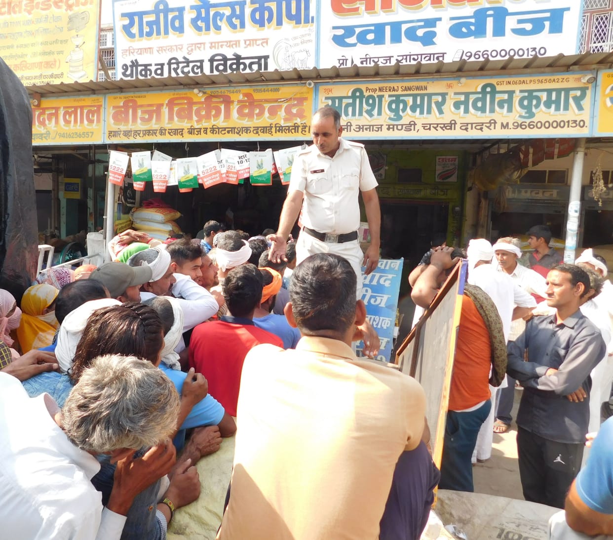 Farmers worried over fertiliser crisis, no supply even after a long wait