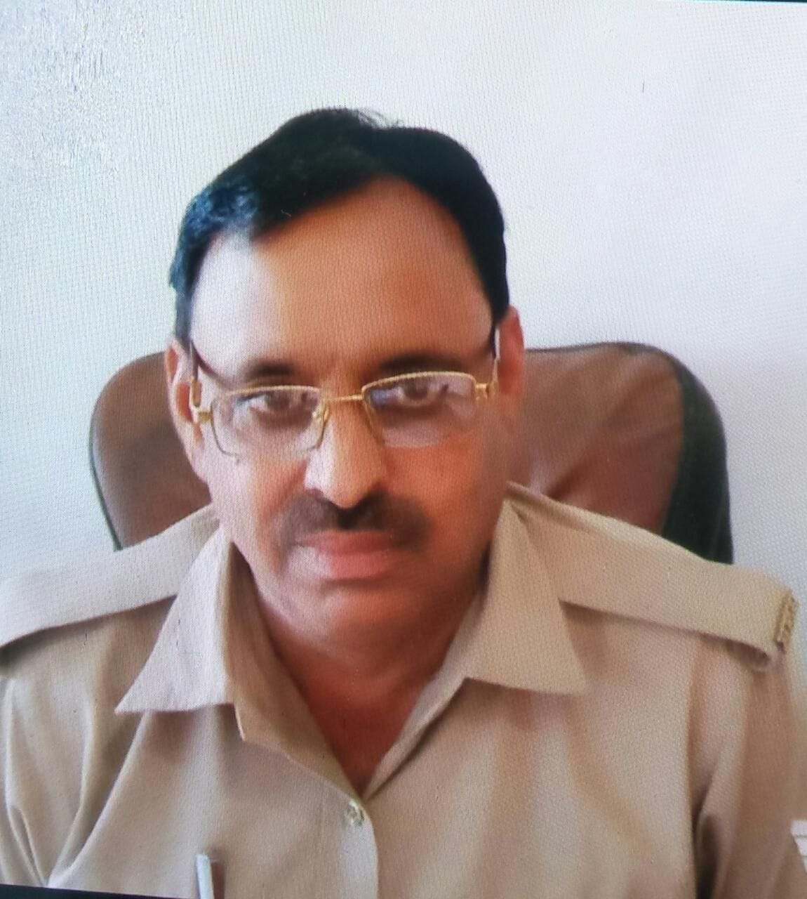 The truck collided while changing the tire of the car, the soldier died