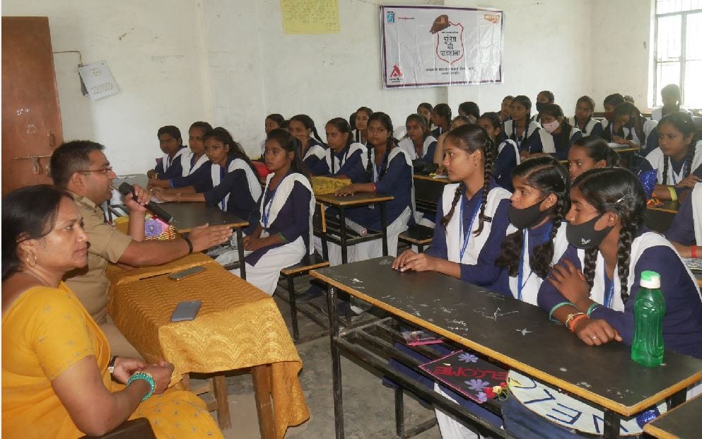 Police ki pathshala in mirzapur CO City said Awareness is key to security for everyone