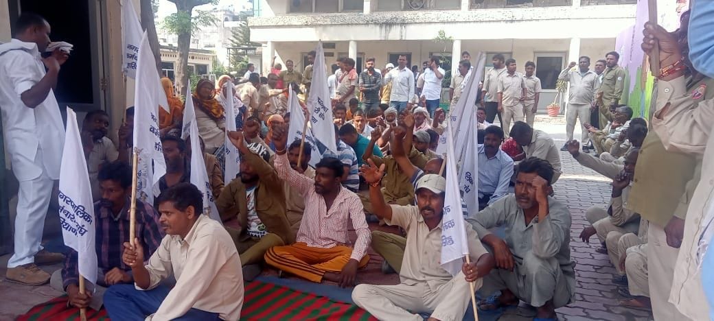 The employee sitting outside the city council gave a warning, will go on indefinite strike on the festive season