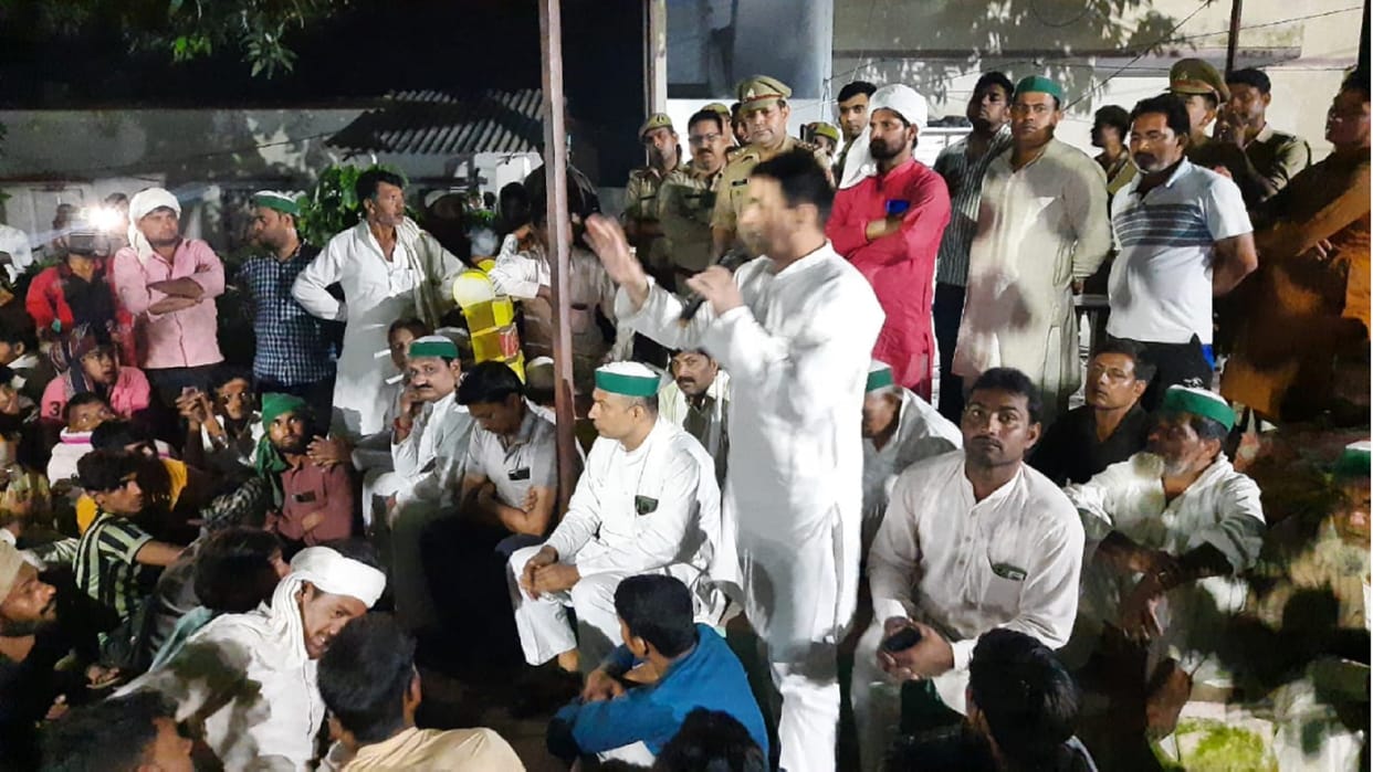 Muzaffarnagar: Outpost incharge accused of indecency and villagers created ruckus in the police station