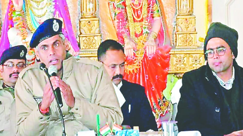 PM Modi Badrinath Visit: Only mobile is allowed in PM Modi program, Pilgrims Bus stopped in Pandukeshwar