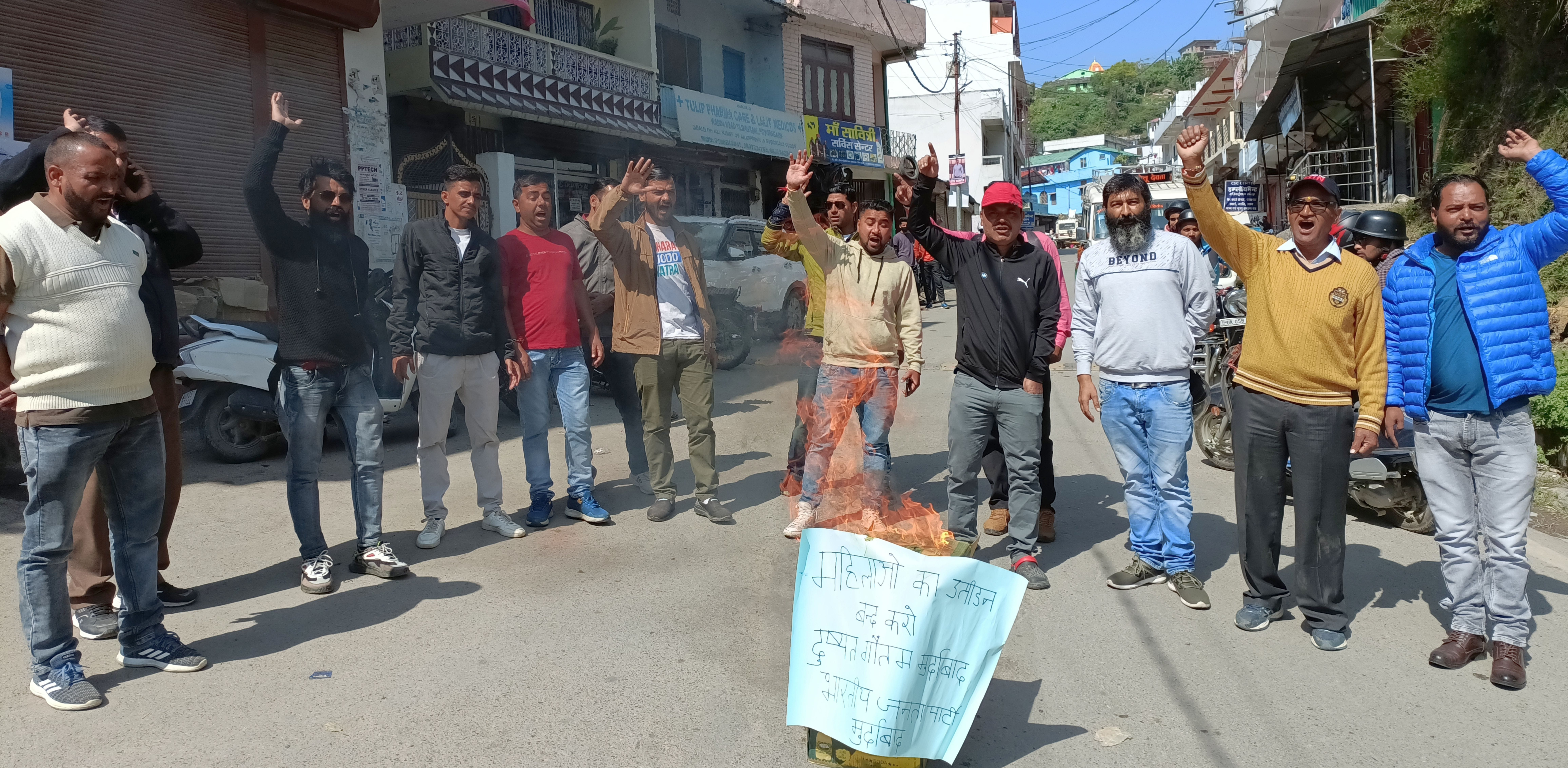 Congressmen burnt effigy of BJP state in-charge