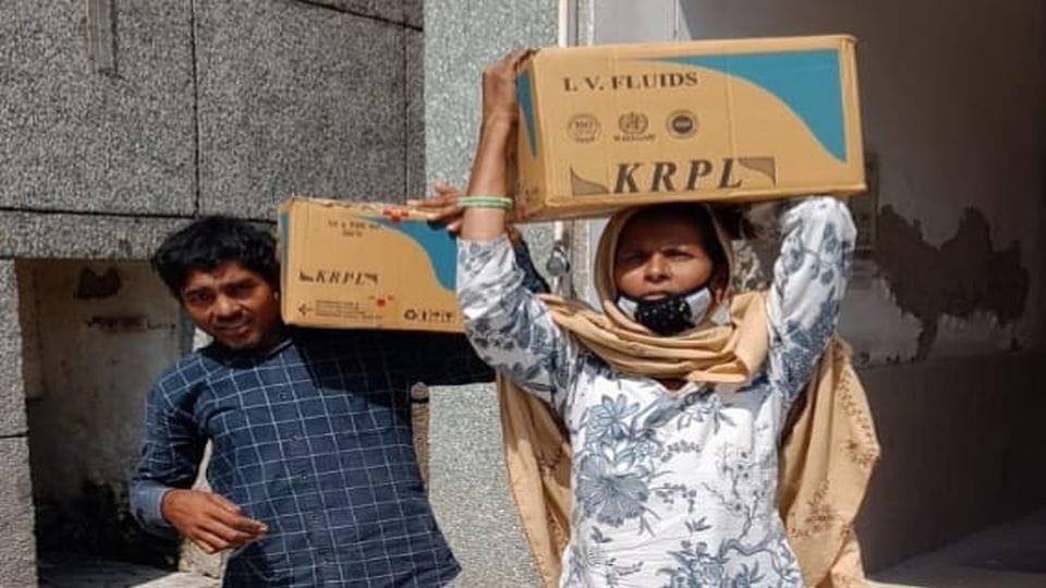 staff got the cartons of medicines taken from the relatives of the patients in sn medical college agra