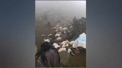 jammu kashmir weather news update Season first snowfall in Gulmarg Mughal and SSG road closed