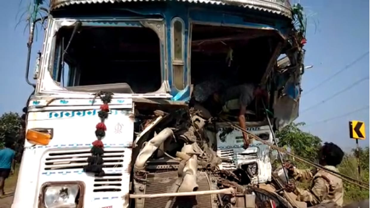 chhattisgarh driver died in collision of two trucks in korba