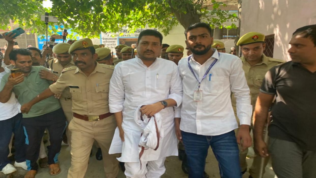 Shamli: SP mla nahid hassan appeared in court in case of attack on sdo