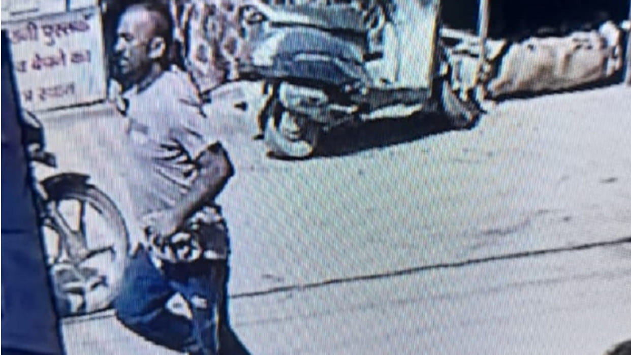 Thieves ran away after stealing Rs 2 lakh from Scooty in Rewari