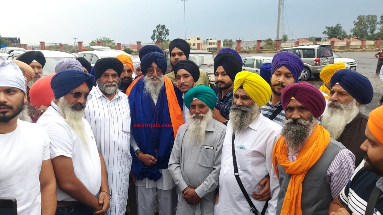 SAD A chief Mp Simranjit Singh Mann sit in protest Kathua Lakhanpur for Entering Jammu Kashmir