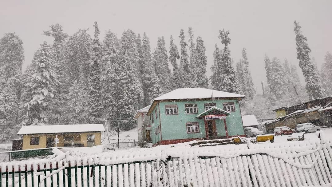 jammu kashmir weather news update Season first snowfall in Gulmarg Mughal and SSG road closed