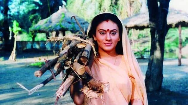 Bollywood Gossips: After playing Sita people consider Deepika Chikhaliya as god keep sick children on her feet