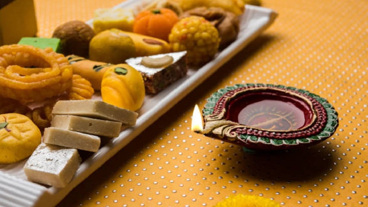 Diwali 2022 Take care of your health on Diwali when eat sweets know how many calories in which sweet