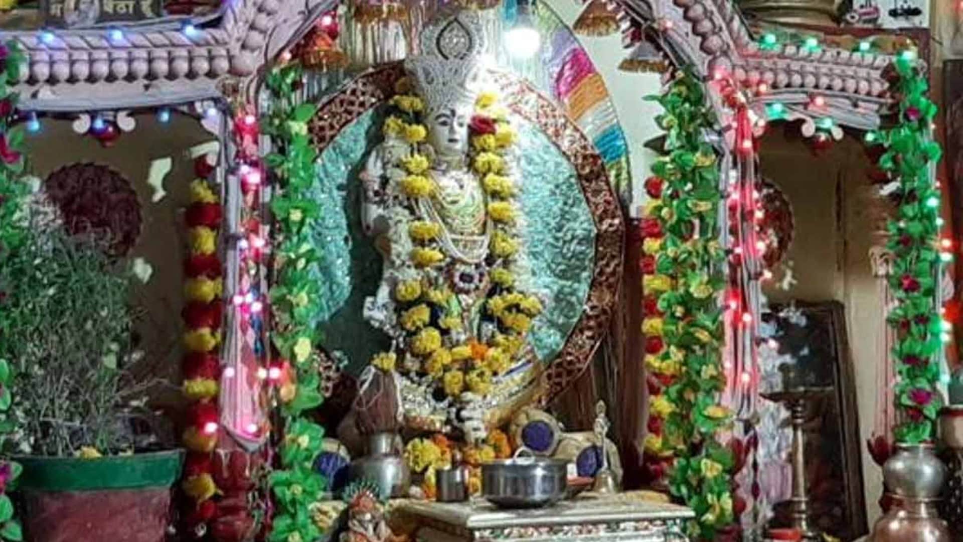 Dhanteras 2022 200 years old Dhanvantari temple is in Madhya Pradesh devotees come from far and wide to visit