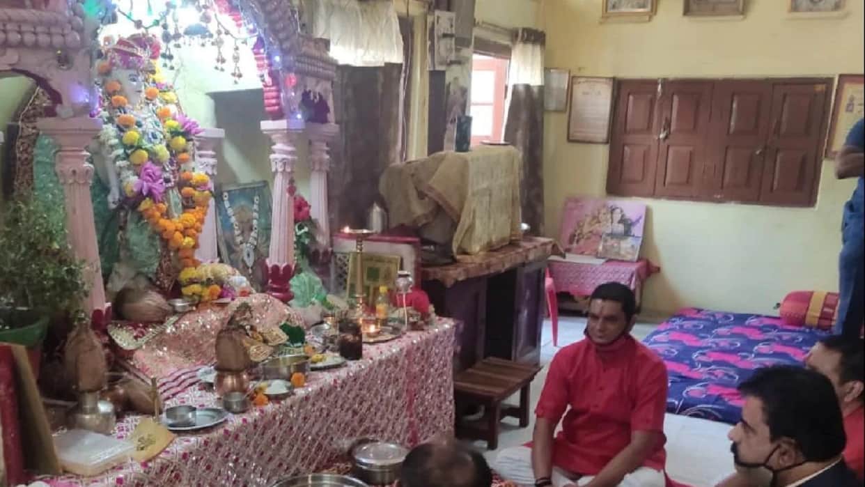 Dhanteras 2022 200 years old Dhanvantari temple is in Madhya Pradesh devotees come from far and wide to visit