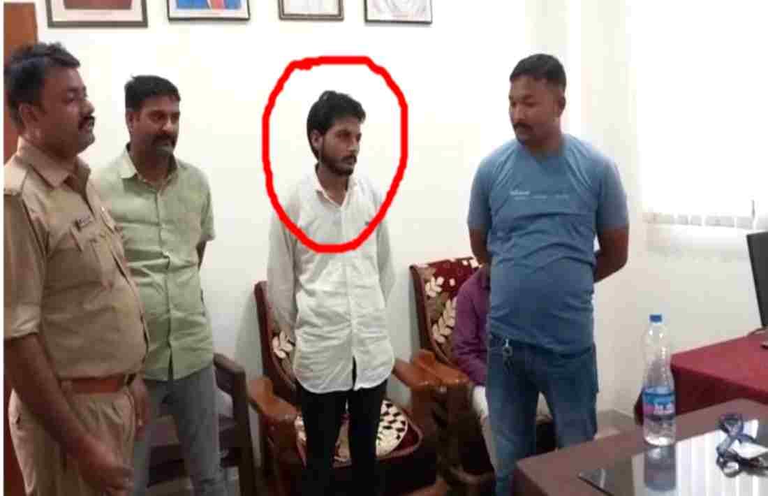 Passengers of Kota Patna Express caught fake TTE was checking ticket in general coach