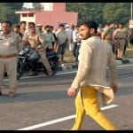 जांच करती पुलिस।