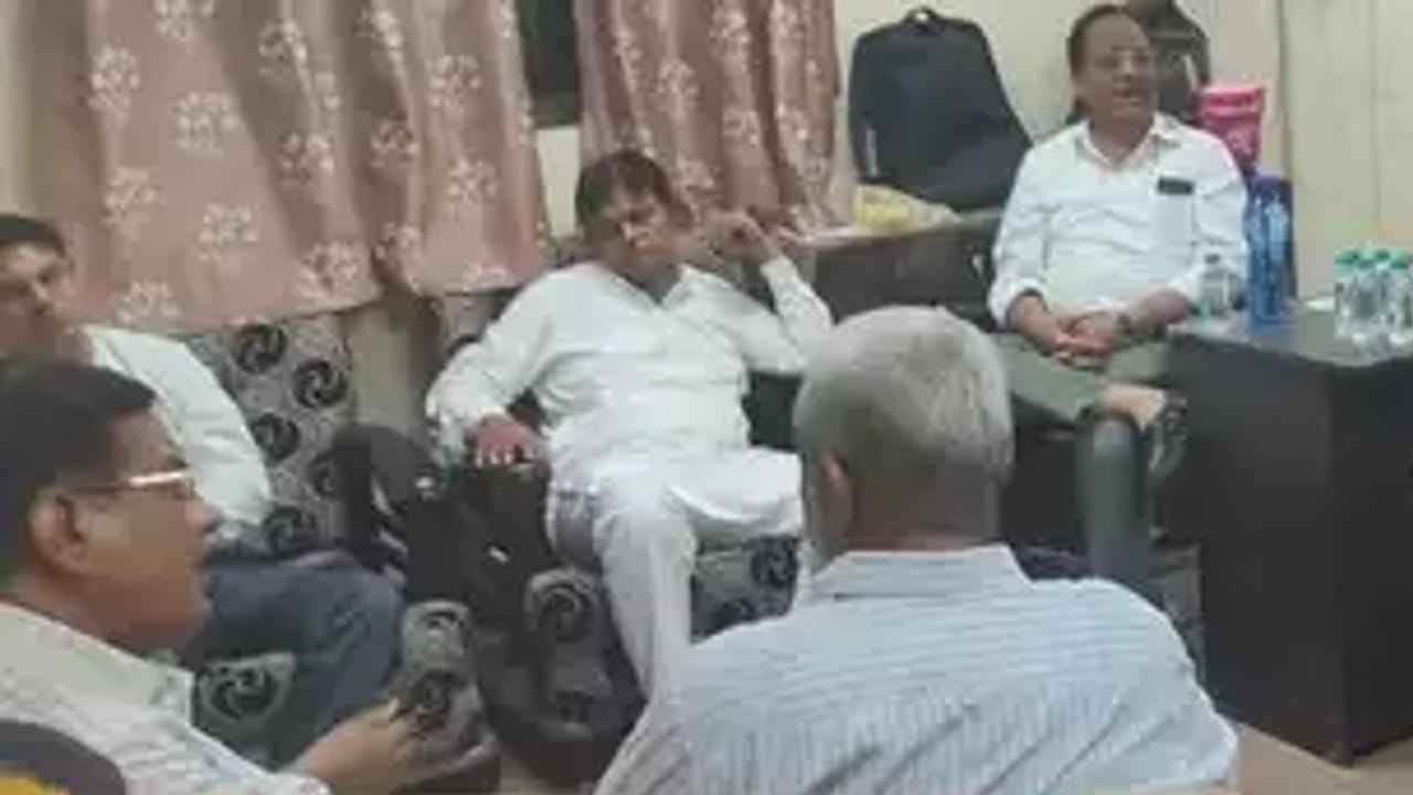 AIMIM के प्रदेश अध्यक्ष साबिर काबलीवाला से मुलाकात करने पहुंचे अहमदाबाद के मेयर और भाजपा नेता।