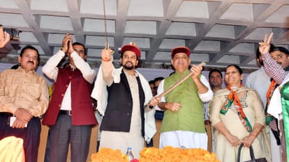 केंद्रीय सूचना एवं प्रसारण और खेल मंत्री अनुराग ठाकुर ।