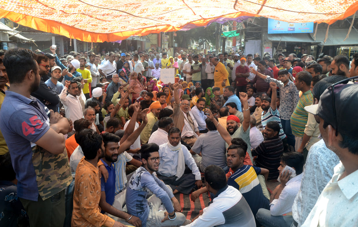 The servant was beaten up by the shopkeeper, hours of jam and commotion at Delhi Gate in protest
