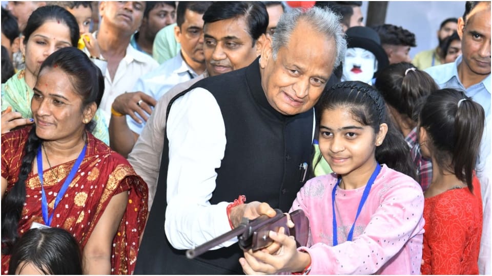 Ashok Gehlot celebrated Diwali with children in CM House Jaipur