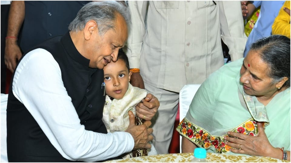 Ashok Gehlot celebrated Diwali with children in CM House Jaipur