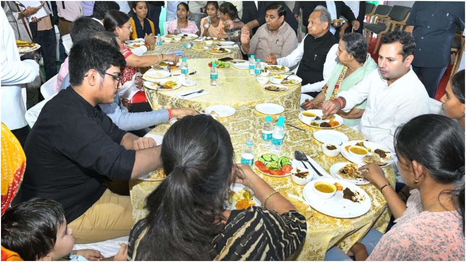 Ashok Gehlot celebrated Diwali with children in CM House Jaipur