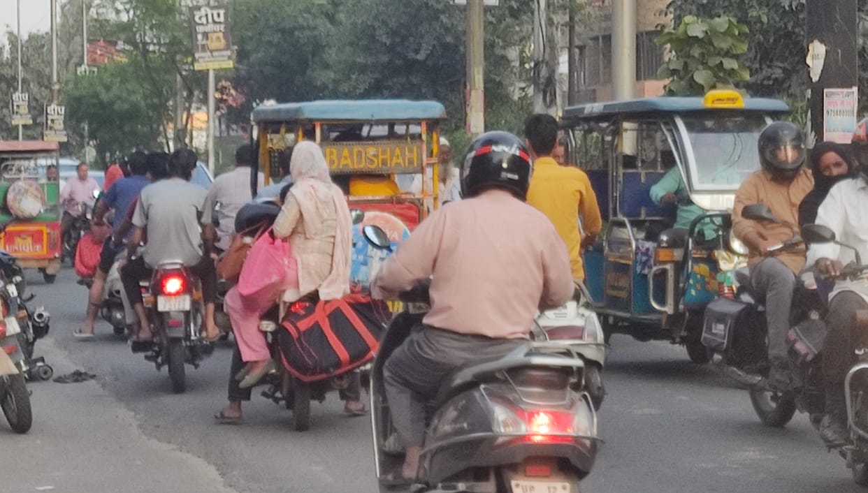 One-way road, people stuck in the throes of jam