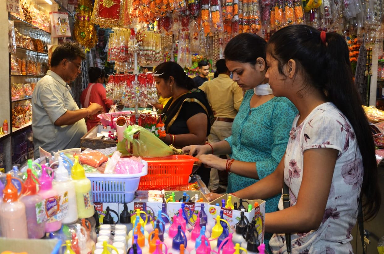 The market of Dhanteras is decorated, there will be good business