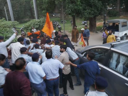 BHU Fee Hike Huge uproar by ABVP workers protest by climbing on Vice Chancellor vehicle