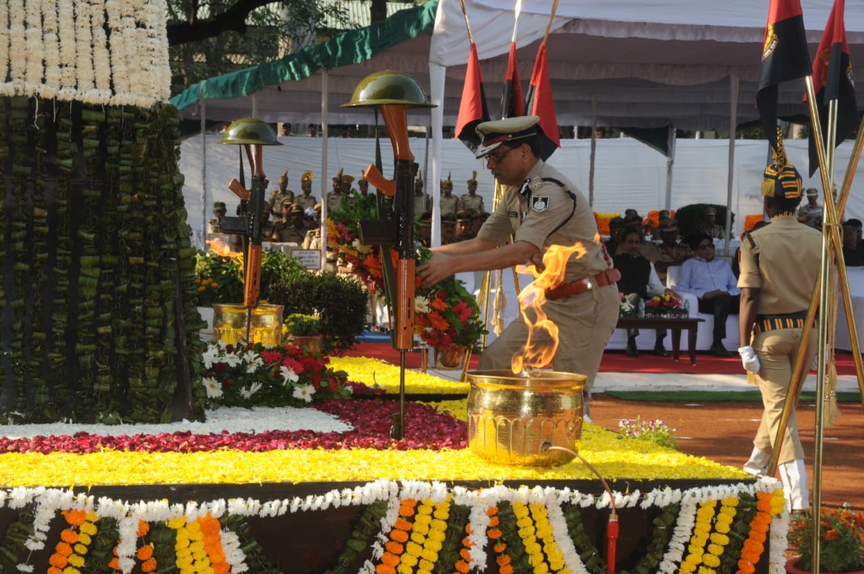 MP News: On Police Commemoration Day, the eyes of the families of the martyrs filled up, DGP paid tribute