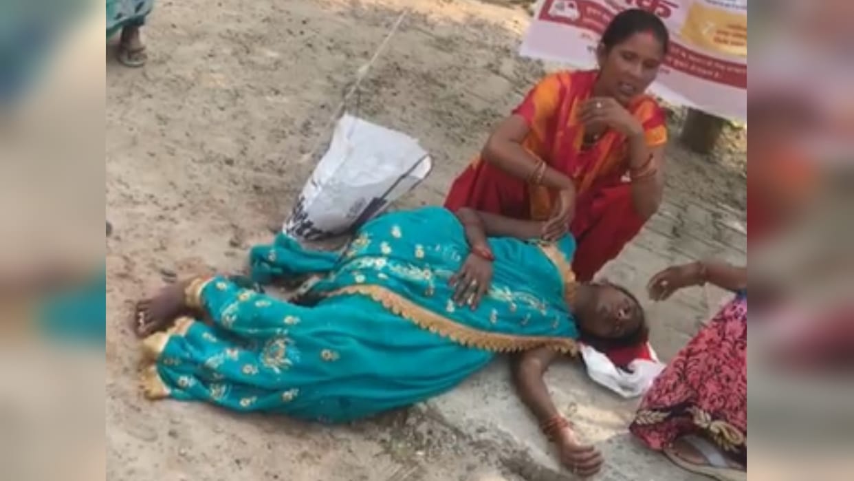 Pregnant kept suffering on ground doctors not reach till peek