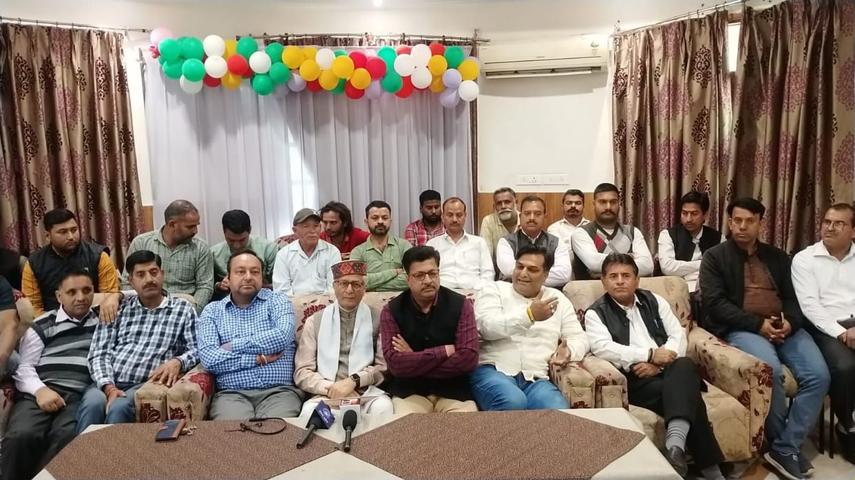 Hamirpur Congress came out in protest against making Ashish a candidate