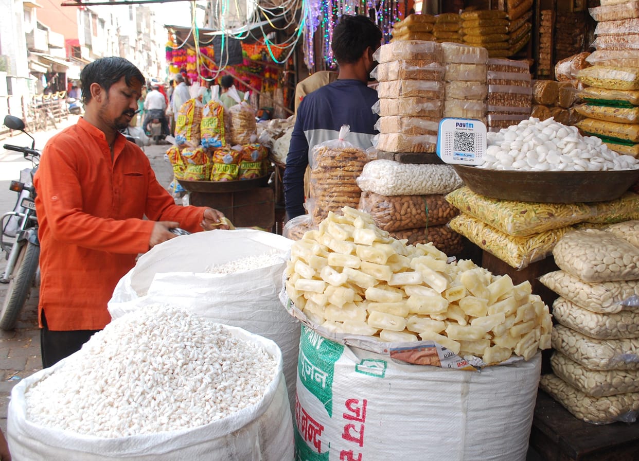 Hathras: Enthusiasm of shopping for festive goods even in the havoc of inflation
