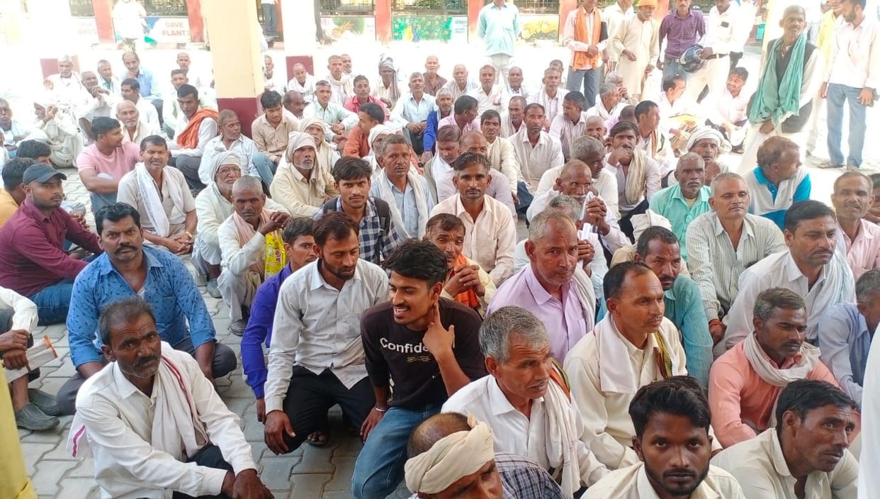 Hathras: Demonstration against the consolidation process in Basai Bavas